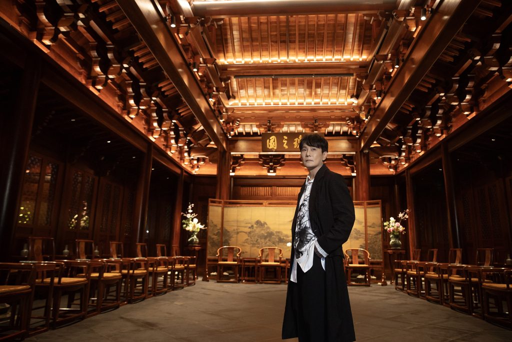 九冠王張信哲霸榜再進擊 上博封館首拍〈這世的名字〉MV 2 AA6I1686 6