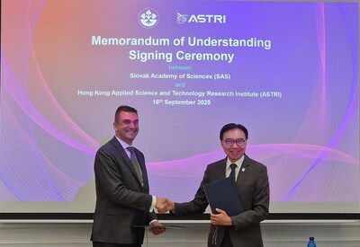 應科院董事局主席李惠光工程師(右)與斯洛伐克科學院院長Martin Venhart博士(左)簽署合作備忘錄,促進創新科技研究合作。 應科院董事局主席李惠光工程師(右)與斯洛伐克科學院院長Martin Venhart博士(左)簽署合作備忘錄,促進創新科技研究合作。