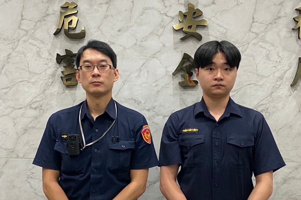 書局老闆急忙外出 誤將客人關店內 信義警獲報即刻救援 1 MEITU 20250909 103803364