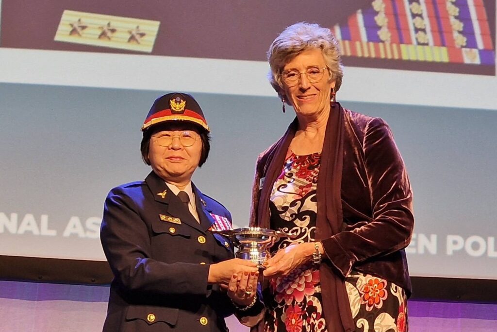 讓世界看見臺灣 警政署副署長廖美鈴親赴英國格拉斯哥受頒IAWP領導統御獎 1 MEITU 20250910 103822690