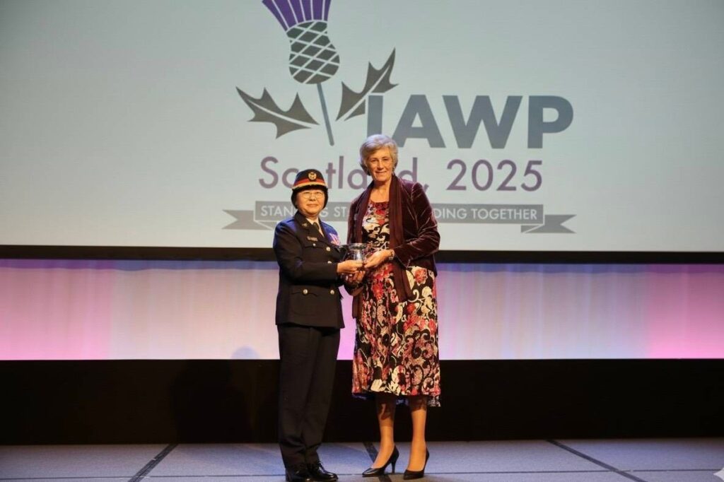 讓世界看見臺灣 警政署副署長廖美鈴親赴英國格拉斯哥受頒IAWP領導統御獎 2 MEITU 20250910 103836859