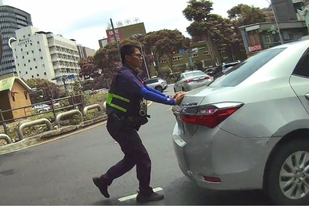 自小客突 刁車 馬路中 文二警奮力推車排除狀況 2 MEITU 20250911 121133215