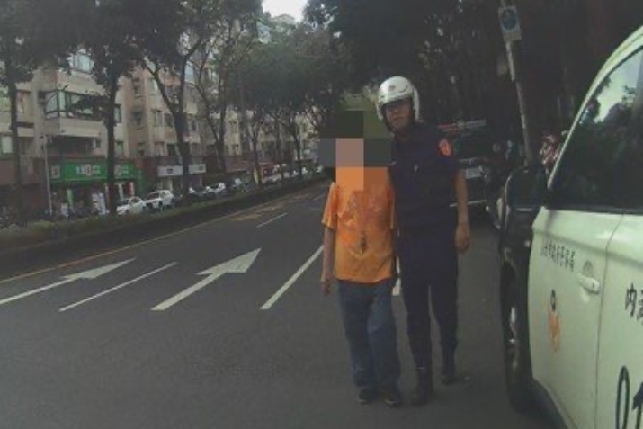 老翁散心未歸 內湖警鷹眼助返家 2 MEITU 20250913 103948567