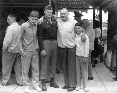 波士頓甘迺迪總統圖書館暨博物館 Ernest Hemingway 館藏的古巴獵人俱樂部內，Patrick Jack Ernest 和 Gregory（攝於 1945 年）