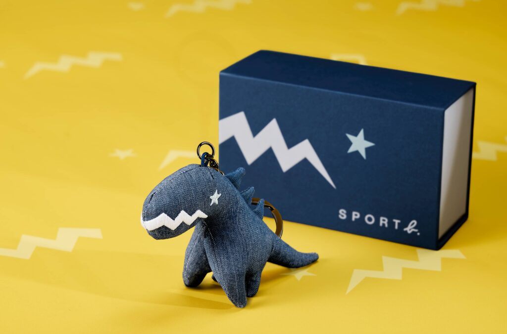 SPORT b. %E4%B8%B9%E5%AF%A7%E6%81%90%E9%BE%8D%E9%80%A0%E5%9E%8B%E6%82%A0%E9%81%8A%E5%8D%A1%E5%B0%87%E7%B6%93%E5%85%B8%E8%97%8D%E8%89%B2%E4%B8%B9%E5%AF%A7%E5%B8%83%E6%96%99%E8%88%87%E6%B4%BB%E5%8A%9B%E5%8B%95%E6%84%9F%E7%9A%84%E6%81%90%E9%BE%8D%E8%BC%AA%E5%BB%93%E5%B7%A7%E5%A6%99%E8%9E%8D%E5%90%88 1