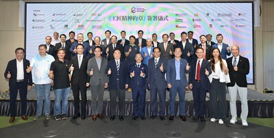 機構代表簽署《約章》後，與主禮嘉賓合照