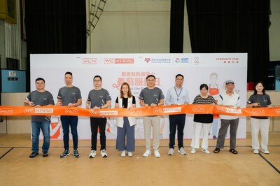 KLN執行董事及首席財務主管鄭志偉(中)與一眾管理層代表,聯同香港中華基督教青年會助理總監蕭婉玲(左四)以及長者代表(右二、三),共同主持「葵愛髮動展愛心-義剪服務日」啟動儀式。 KLN執行董事及首席財務主管鄭志偉(中)與一眾管理層代表,聯同香港中華基督教青年會助理總監蕭婉玲(左四)以及長者代表(右二、三),共同主持「葵愛髮動展愛心-義剪服務日」啟動儀式。