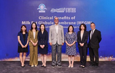 美贊臣兒童營養學研討會專注於嬰幼兒營養及母乳黃金膜（MFGM）對大腦長期認知發育功效的最新研究成果分享。 [由左至右] 美贊臣港台市場營銷及用戶招募總監暨港台聯合負責人高家敏、美贊臣中國行政總裁肖婧婧、醫護誠信同行主席王予婷醫生、美國俄亥俄州立大學JT Parker乳製食品講座教授Rafael Jimenez-Flores教授、兒童體智及行為發展學科專科醫生杜藴瑜醫生、美贊臣中國研發與質量食品安全負責人熊輝，以及美贊臣港台銷售總監暨港台聯合負責人李榮輝。