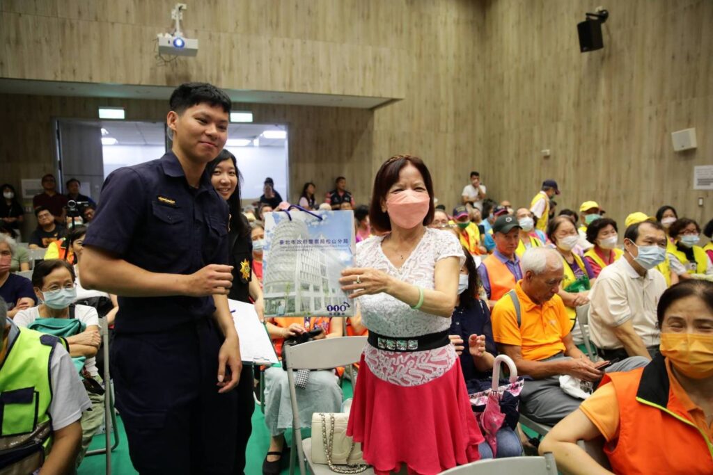 松山分局召開社區治安及校安會議 學童舞蹈暖場 警民攜手守護家園 13 %E4%B8%89 10