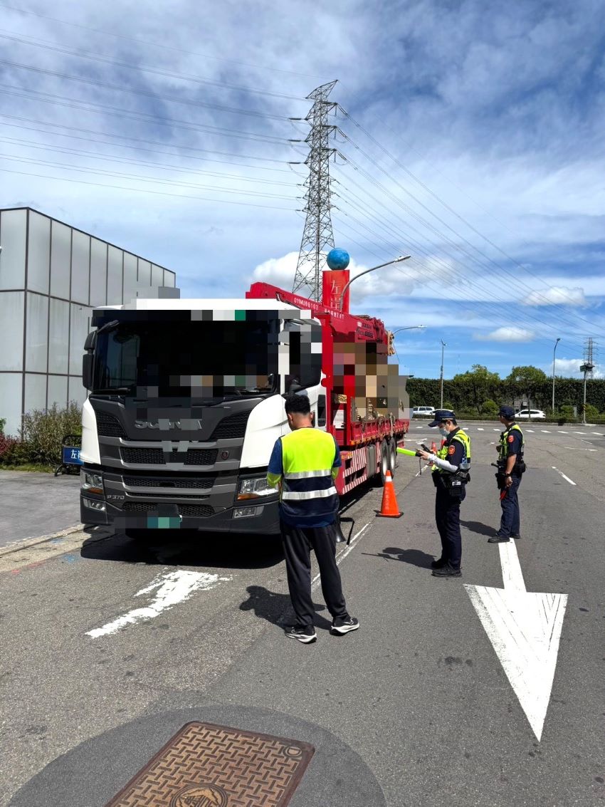 守護行用路人安全 中和警取締大型車輛成績斐然 2 《圖說》中和警今年截至目前,已取締大型車違規計有3,181件。〈中和分局提供〉