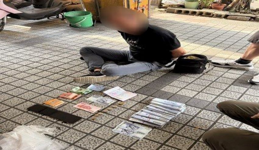 婦人遇假投資遭詐 中和警埋伏逮獲車手 1 《圖說》員警現場壓制犯嫌卓男。〈中和分局提供〉