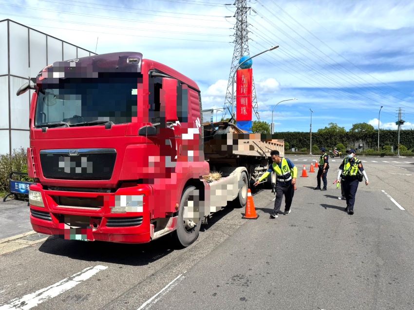 守護行用路人安全 中和警取締大型車輛成績斐然 1 《圖說》中和警加強入轄大型車輛攔停檢查,並運用活動地磅檢視行經車輛。〈中和分局提供〉