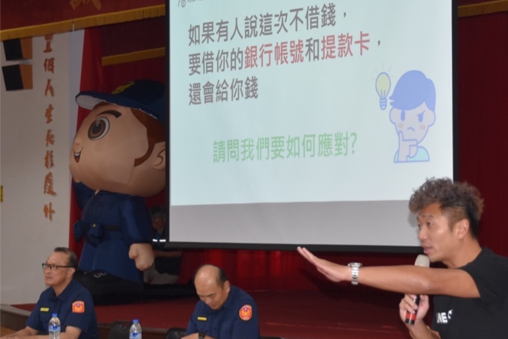 文一警結合LINE Bank 舉辦社區治安暨校安座談 反毒識詐 警民和諧交流 2 %E4%BA%8C 12