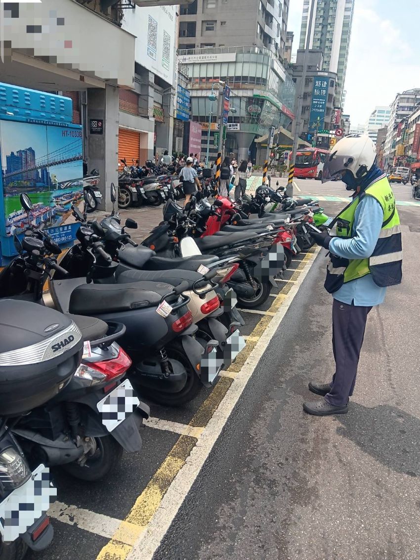 《圖說》管理員路段開單。〈交通局提供〉