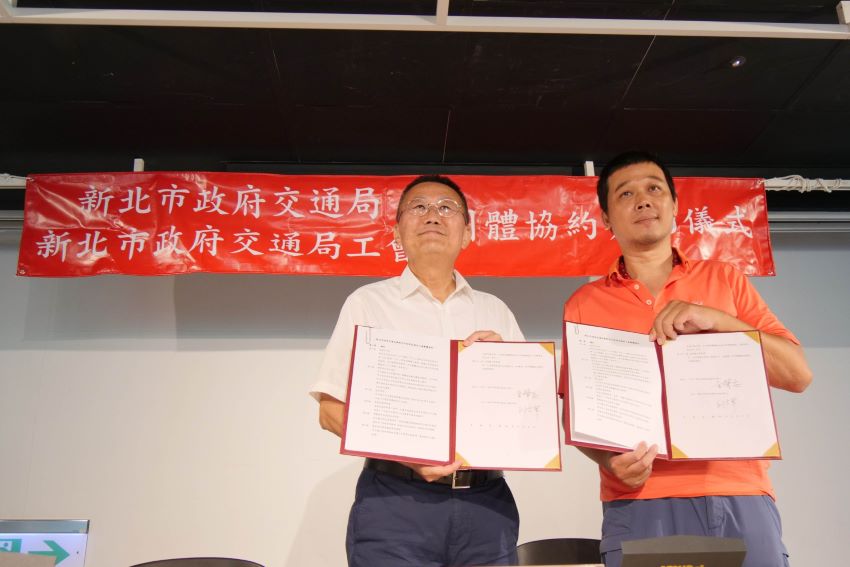 《圖說》交通局與工會續簽團體協約，左為交通局副局長金肇安。〈交通局提供〉