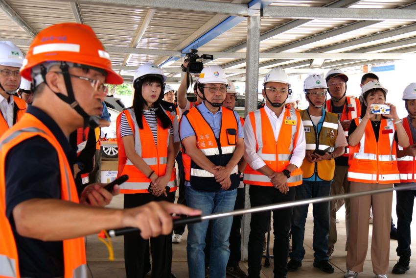 《圖說》侯友宜市長視察「國道1號林口交流道南出北入匝道改善工程」，聽取交通部高速公路局簡報。〈交通局提供〉