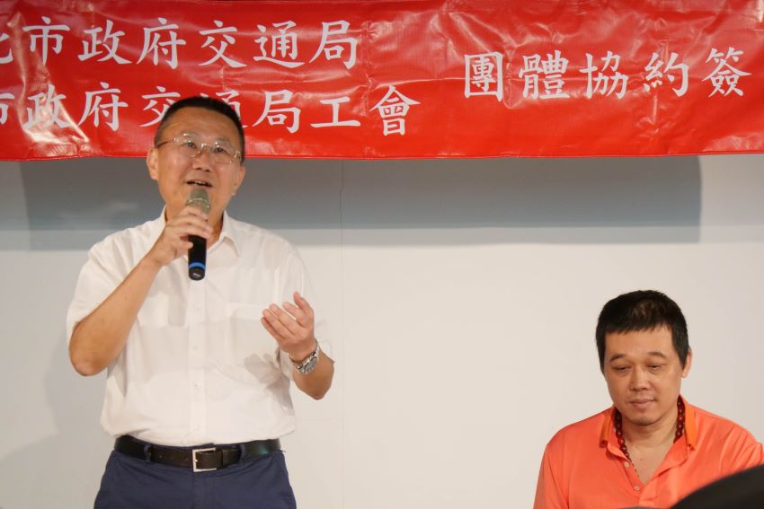 《圖說金肇安表示新增「年終工作獎金發給規定」條款，保障員工均比照行政院規定發放年終工作獎金。〈交通局提供〉