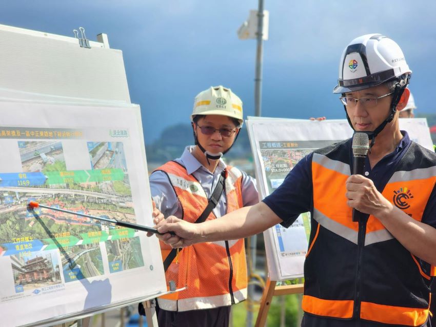 《圖說》新工處簡必綺處長（右）簡報說明，淡北道路主線高架橋之懸臂工法工作車已於9月陸續進場架設，民權路台電高壓電纜則預計於115年1月完成遷移，整體工程進度穩定推展中。〈工務局提供〉