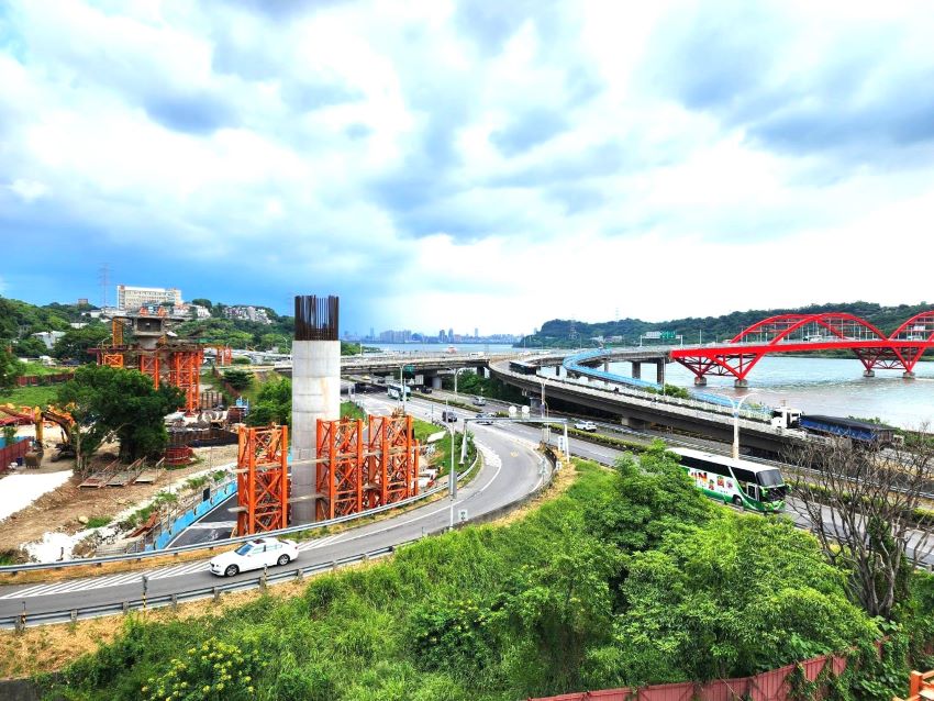 《圖說》淡北道路工程於113年1月動工，全長5.45公里，完工後能有效分流淡水往返台北的車流，紓解台北市大度路與新北市淡水區中正東路間長期交通壅塞問題。〈工務局提供〉