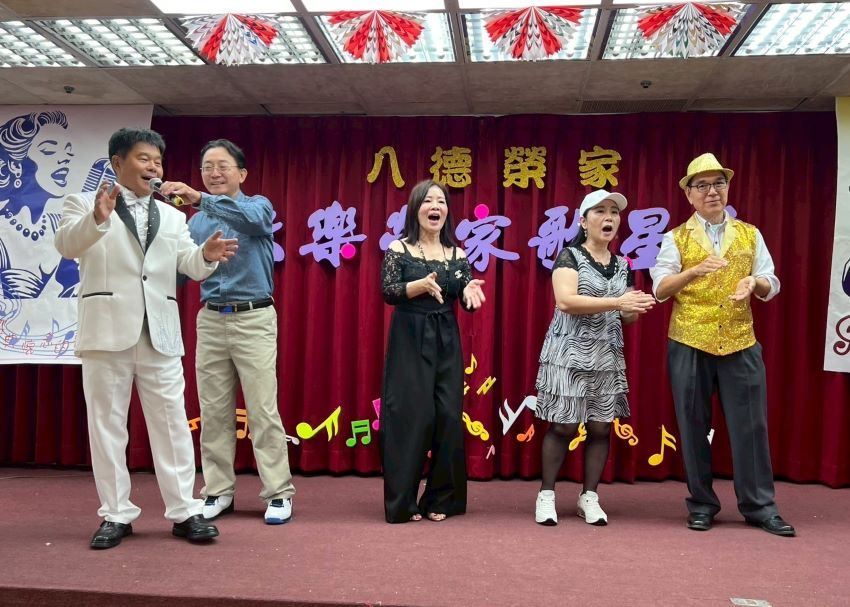 八德榮家「歌星秀」滿堂歡笑 〈中華民國頌〉掀高潮 1 《圖說》八德榮家舉辦「歌星秀」表演 表演人員帶來精彩歌曲表演歌藝精湛。〈八德榮家提供〉