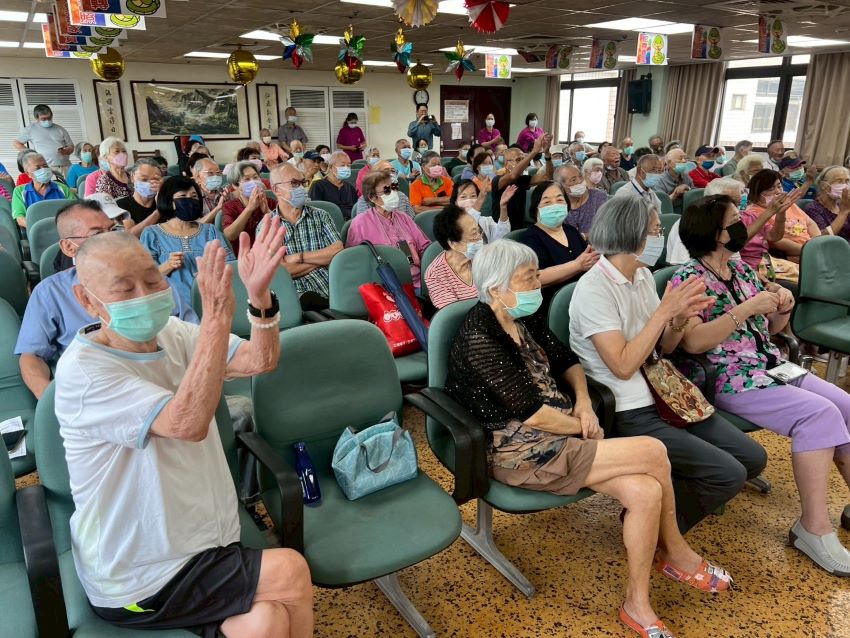 八德榮家「歌星秀」滿堂歡笑 〈中華民國頌〉掀高潮 2 《圖說》八德榮家舉辦「歌星秀」表演 與住民長輩共享歡樂時光。〈八德榮家提供〉