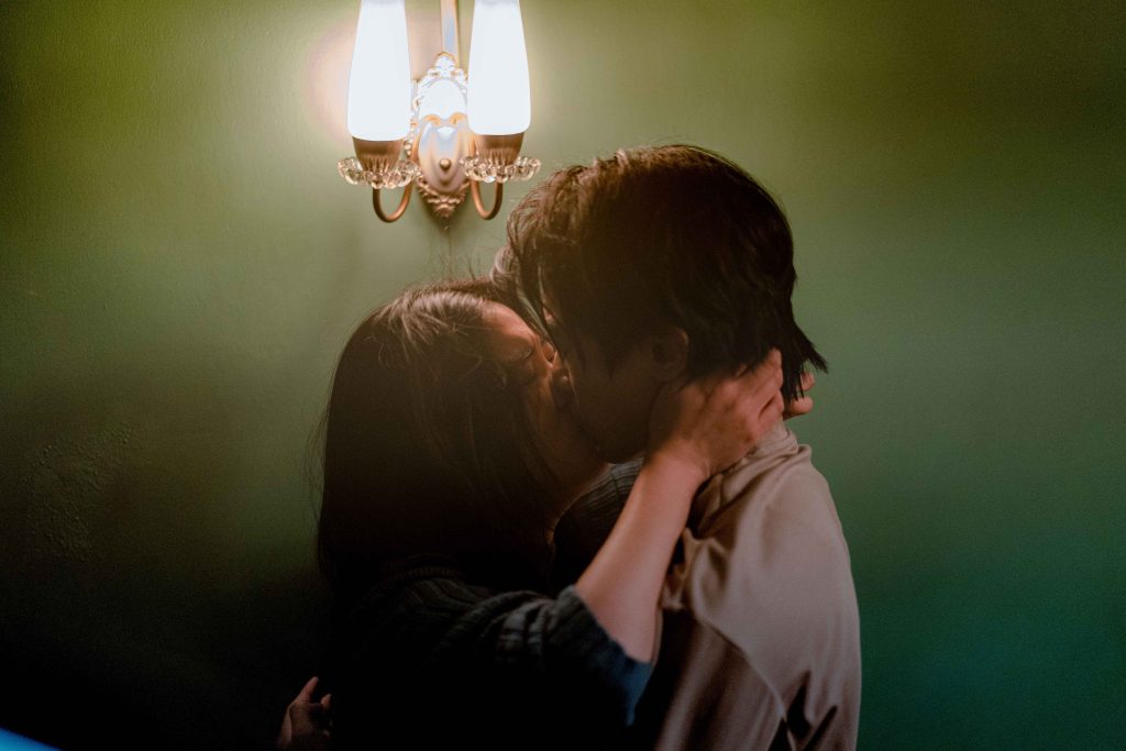 初孟軒與雷嘉汭《詭鄉》拍吻戲 戲裡浪漫戲外爆笑頻NG一群獨角鯨娛樂提供