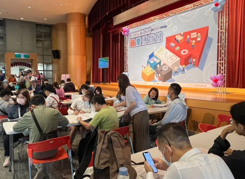 《圖說》民眾填寫履歷。〈勞工局提供〉