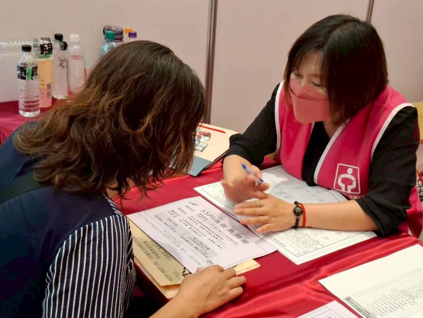 《圖說》婦女再就業專案諮詢。〈勞工局提供〉