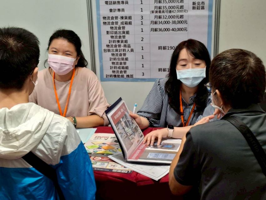 《圖說》廠商面試民眾。〈勞工局提供〉