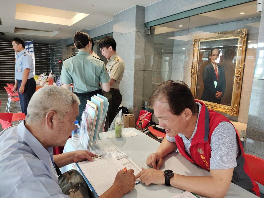 《圖說》退除役官兵諮詢相關權益及參加就業媒合，榮服處就業站同仁詳細說明。〈新北榮服處提供〉