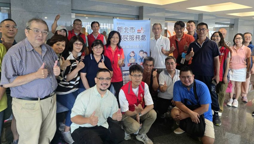 《圖說》新北榮服處服務組長王玟琳（中）到場鼓勵同仁，並與工作人員及求職退伍官兵合影。〈新北榮服處提供〉