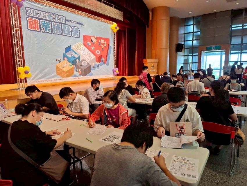 《圖說》新北市就業博覽會民眾踴躍參與。〈勞工局提供〉
