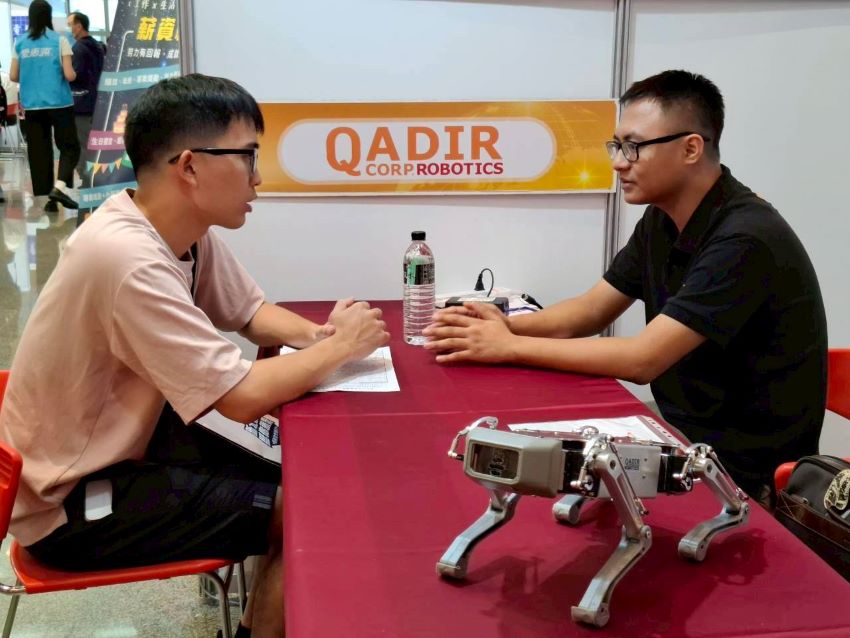 《圖說》廠商與求職者相談甚歡。〈勞工局提供〉