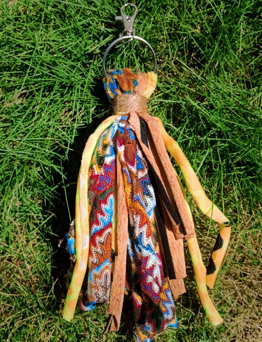 《圖說》呼應館內南島衣飾特展的「布條掛飾DIY」讓廢棄布料轉化為藝術品。〈十三行提供〉