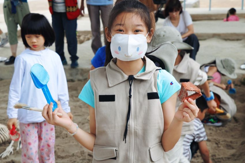 《圖說》「環保考古學家」讓親子從沙坑挖掘塑膠製品。〈十三行提供〉