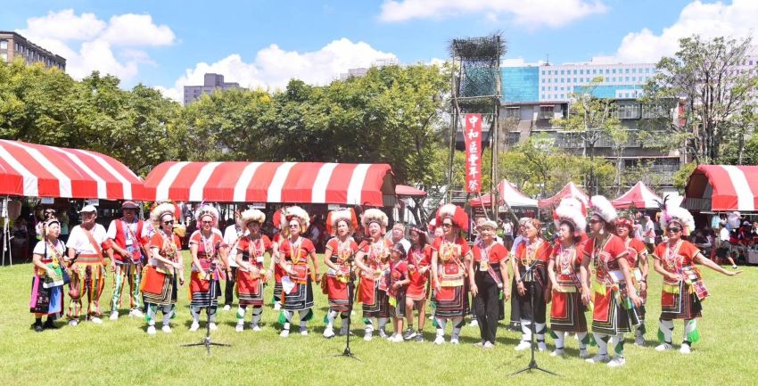 寓教於樂族群共榮 中和原民歲時祭儀熱鬧登場 4 《圖說》中和區114年度「原住民族歲時祭儀」活動,以歌聲、舞蹈的方式表達感謝上天讓族人這一年生活豐足快樂。〈中和區公所提供〉