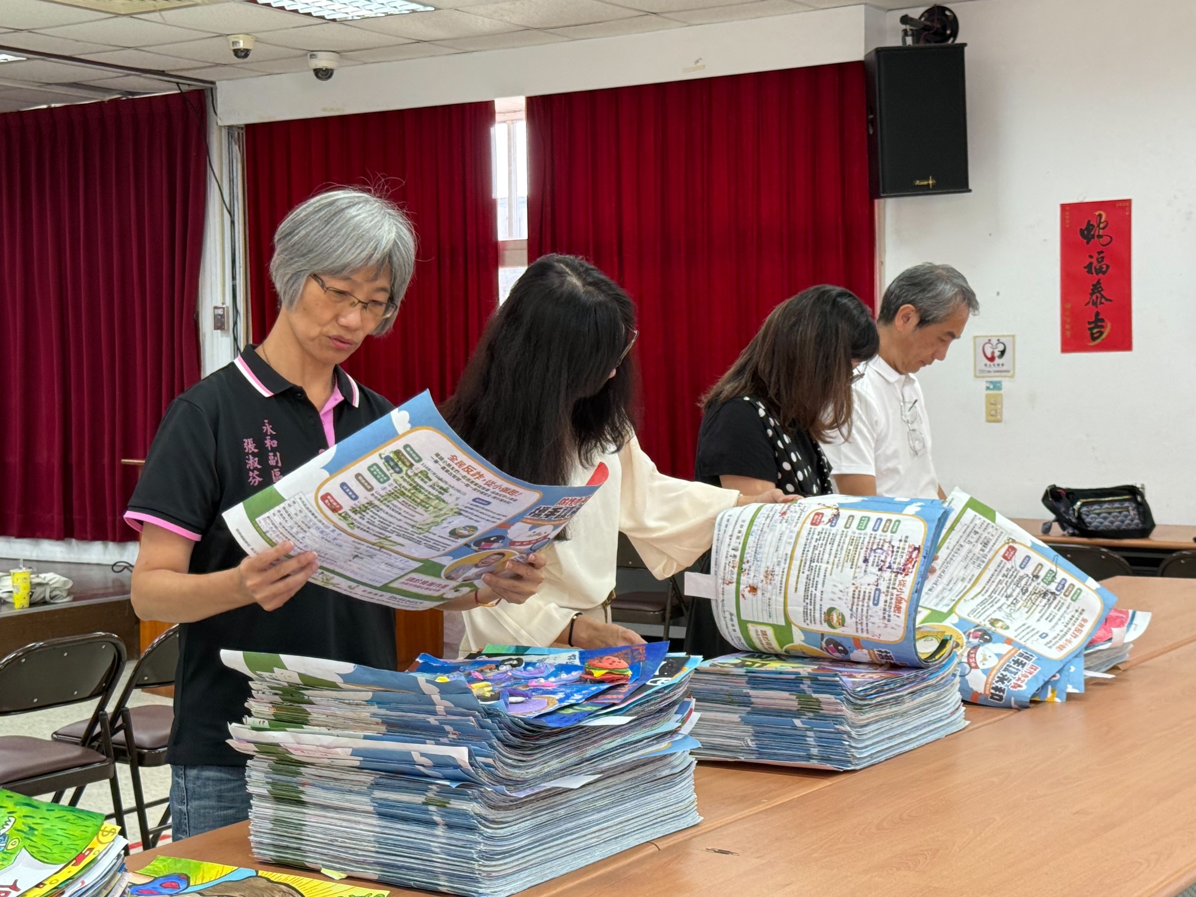 《圖說》永和區副區長及中嘉寬頻｜新視波總經理仔細審閱作品。〈主辦單位提供〉  