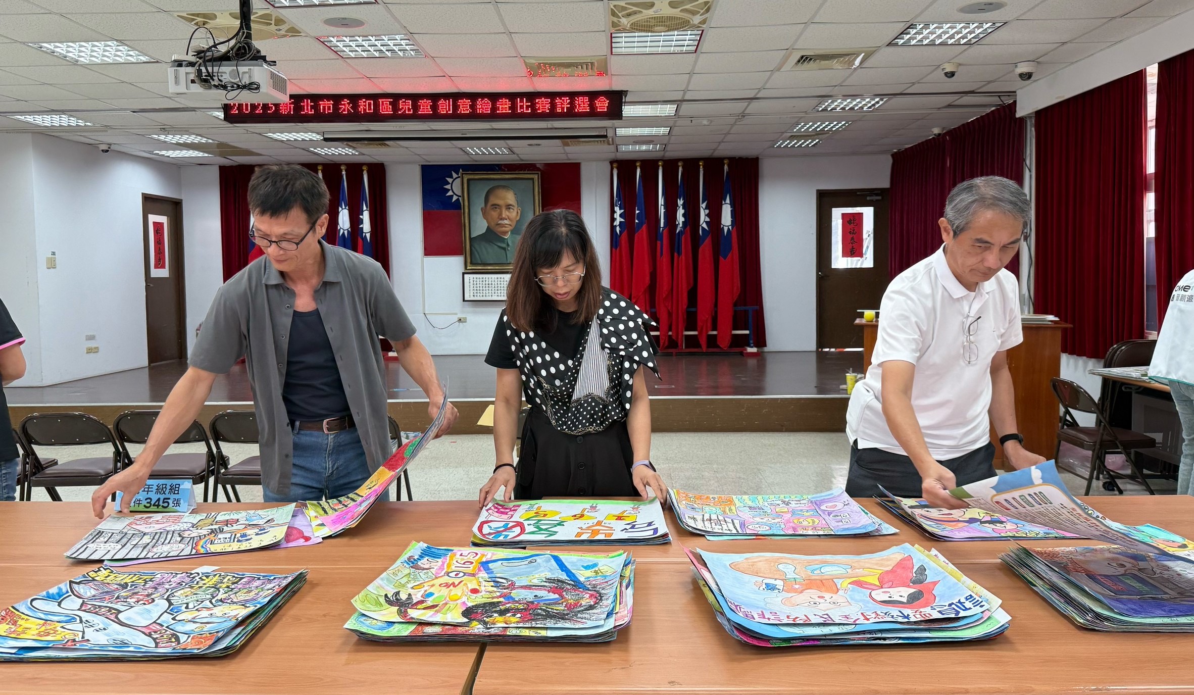 《圖說》評審細心評選，亮眼作品爭奪2025永和繪畫獎項。〈主辦單位提供〉