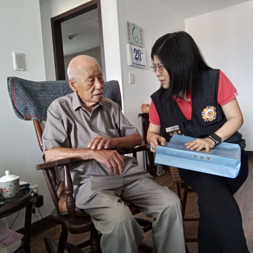 《圖說》臺北市榮服處服務組辜組長一行人訪視91歲的吳永生伯伯。〈臺北市榮服處提供〉