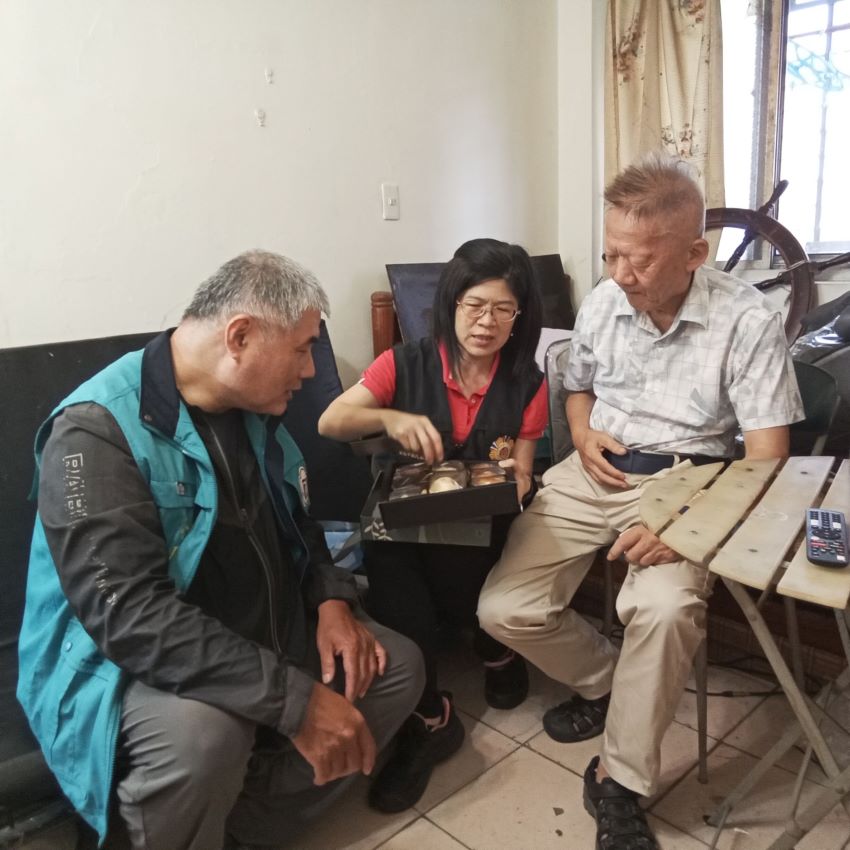 《圖說》辜組長一行人訪視75歲獨居的王金惠伯伯。〈臺北市榮服處提供〉