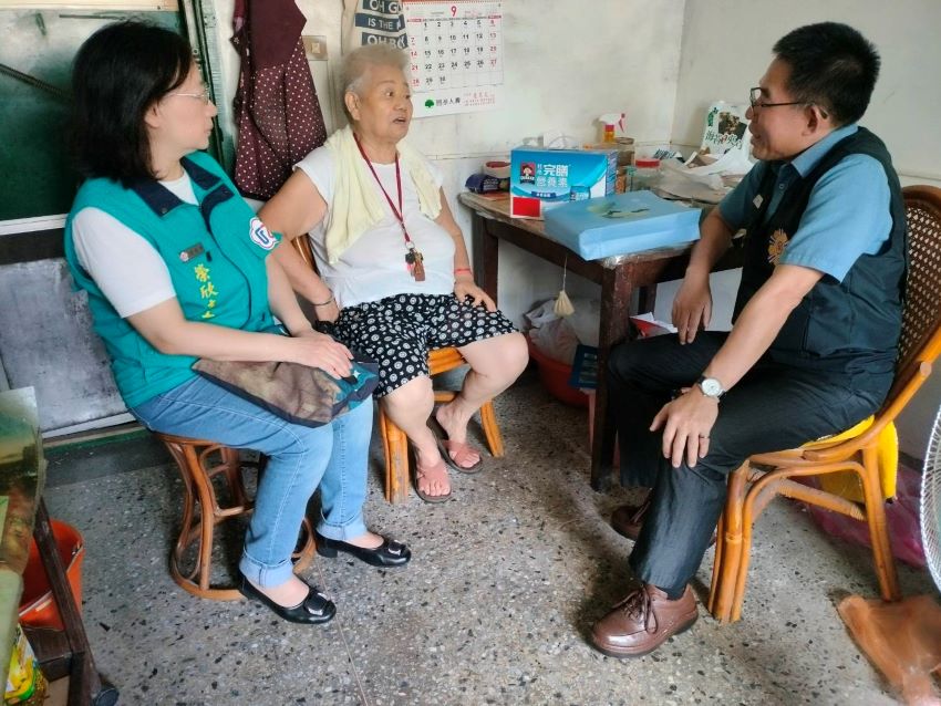 《圖說》遺眷饒水姬(中)、黃信仁處長(右)、輔導員蘇明賢(左前)、社區組長閻慧婷(左後) 。〈台北榮服處提供〉