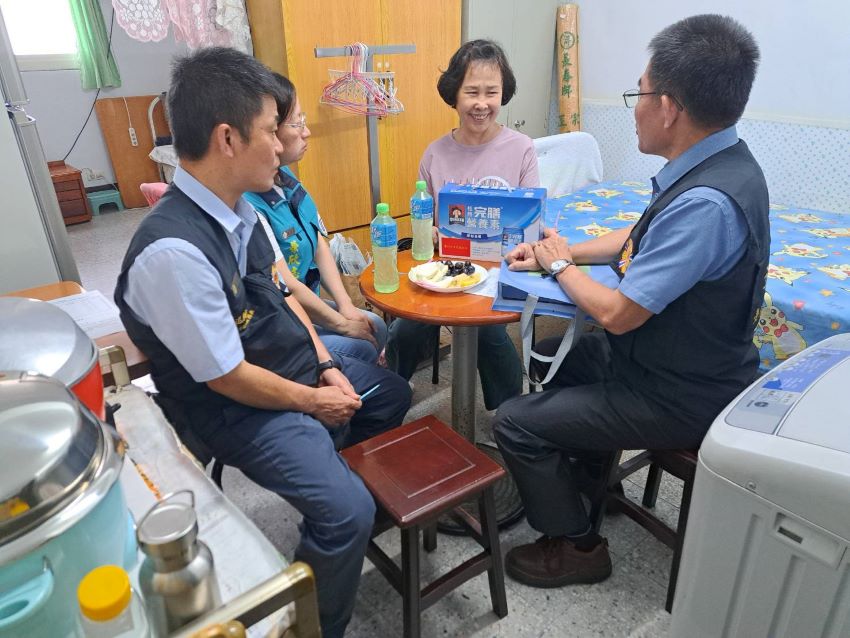 《圖說》遺眷饒水姬(中)、黃信仁處長(右)、輔導員蘇明賢(左前)、社區組長閻慧婷(左後) 。〈台北榮服處提供〉