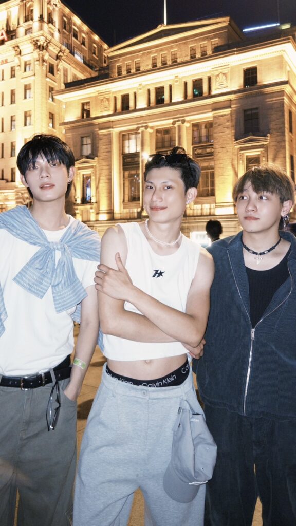 %E5%9C%96%EF%BC%9A%E4%BA%BA%E6%B0%A3%E7%94%B7%E5%9C%98 %E3%80%8CSaturnday%E3%80%8D%E6%88%90%E5%93%A1%E5%87%B1%E6%9D%B0%E3%80%81%E7%AB%8B%E6%9D%B0%E3%80%81%E5%B0%8F%E6%BD%98%EF%BC%8C%E5%B8%B6%E8%91%97%E7%B2%89%E7%B5%B2%E5%A4%9C%E9%81%8A%E9%BB%83%E6%B5%A6%E6%B1%9F%EF%BC%8C%E6%AC%A3%E8%B3%9E%E6%9D%B1%E6%96%B9%E6%98%8E%E7%8F%A0%E5%A1%94%E8%88%87%E8%90%AC%E5%9C%8B%E5%8D%9A%E8%A6%BD%E5%BB%BA%E7%AF%89%E7%BE%A4%E7%9A%84%E7%92%80%E7%92%A8%E7%87%88%E7%81%AB %E7%85%A7%E7%89%87%E6%8F%90%E4%BE%9B%EF%BC%9A%E6%98%9F%E4%B9%8B%E6%97%85