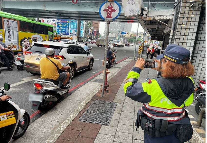 《圖說》土城警除了加強嚴正執法外，同時也重視交通安全宣導，透過社群平台推播交通安全短片，並深入校園、社區。〈土城分局提供〉
