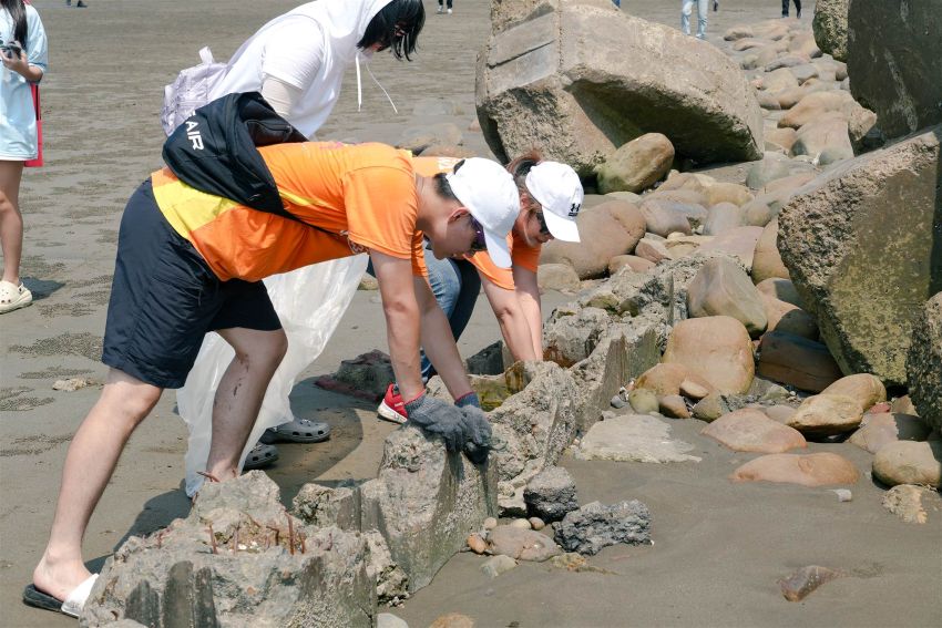 《圖說》土城醫院員工攜家帶眷同行，把環境保護轉化為親子教育。〈土城醫院提供〉