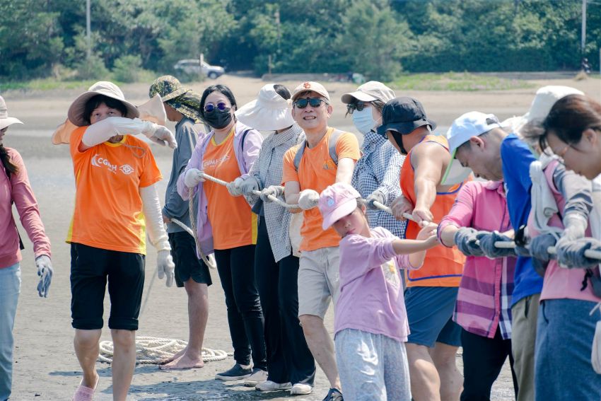 《圖說》院長賴旗俊〈左三〉感性分享今天我們拉起的是漁網，明天要拉起的就是病人的希望。〈土城醫院提供〉