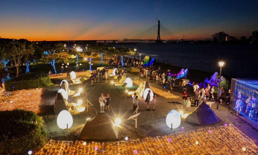 %E3%80%8C%E5%9F%8E%E5%B8%82%E6%B2%99%E9%9B%95%E5%B1%95%E3%80%8D%E5%8D%B3%E6%97%A5%E8%B5%B7%E8%87%B310%E6%9C%8812%E6%97%A5%E6%96%BC%E5%B7%A6%E5%B2%B8%E5%85%AC%E5%9C%92%E8%88%89%E8%A1%8C%EF%BC%8C%E6%B4%BB%E5%8B%95%E9%A6%96%E5%BA%A6%E8%88%87%E5%9C%8B%E9%9A%9B%E7%9F%A5%E5%90%8D%E6%95%B8%E7%A2%BC%E5%AF%B6%E8%B2%9DIP%E5%90%88%E4%BD%9C%EF%BC%8C%E5%90%B8%E5%BC%95%E6%B0%91%E7%9C%BE%E8%A7%80%E8%B3%9E%E7%85%A7%E7%89%87%E7%82%BA%E9%AB%98%E7%81%98%E8%99%95%E6%8F%90%E4%BE%9B