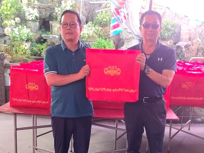 秋節關懷基隆榮民眷 板橋埔墘福德宮贈愛心物資 1 《圖說》埔墘福德宮陳貴欽主任(左)代表該宮捐贈豐富物資一批,由方正處長(右)代表基隆市榮服處受贈。〈基隆榮服處提供〉