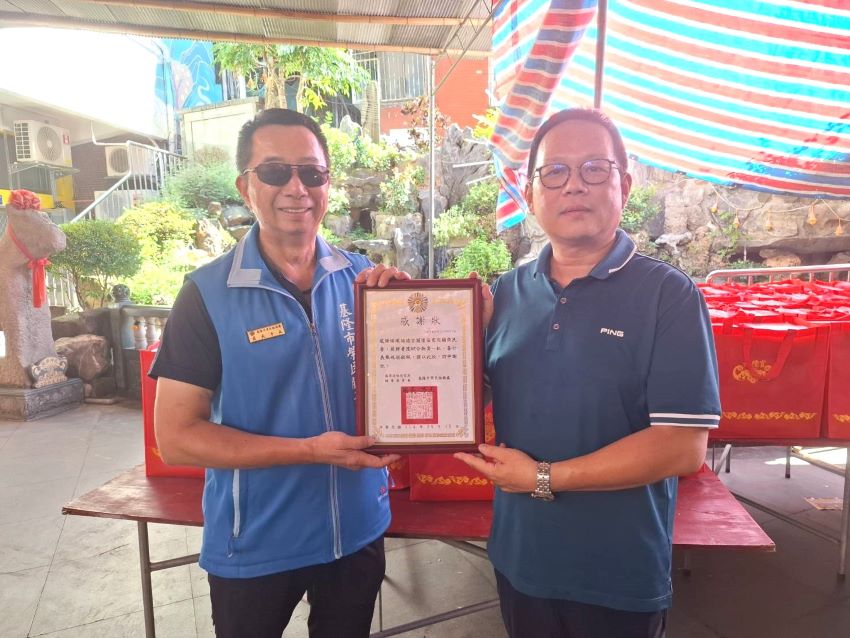 秋節關懷基隆榮民眷 板橋埔墘福德宮贈愛心物資 2 《圖說》方正處長(左)回贈埔墘福德宮感謝狀,由陳貴欽主任(右)代表接受。〈基隆榮服處提供〉