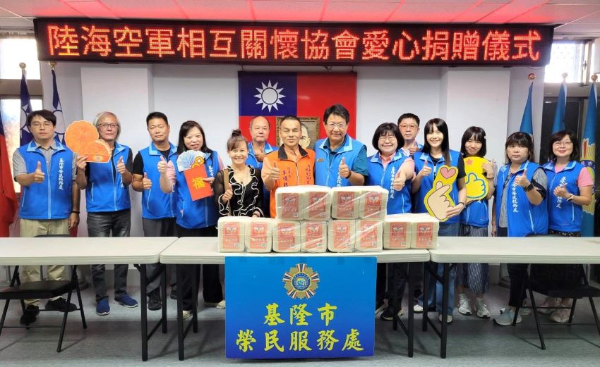 嘉惠基隆榮民眷 陸海空軍相互關懷協會捐贈遺孤金及秋節物資 2 《圖說》李明聰〈中著橘衣者〉與基隆榮服處同仁合影。〈基隆榮服處提供〉